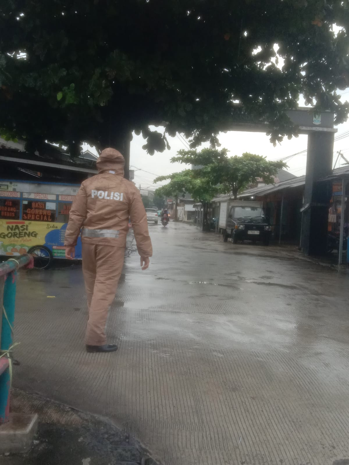 Pasca Hujan, Bhabinkamtibmas Polsek Bantargebang Pantau Debit Air Kali Pete di Perumahan PTI II