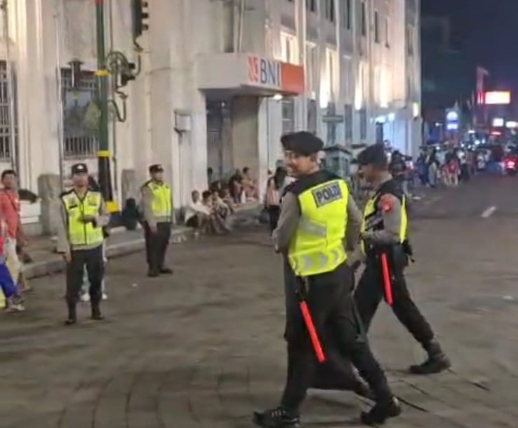 Aksi Humanis Polisi, Punguti Sampah Usai Perayaan Tahun Baru di Yogyakarta