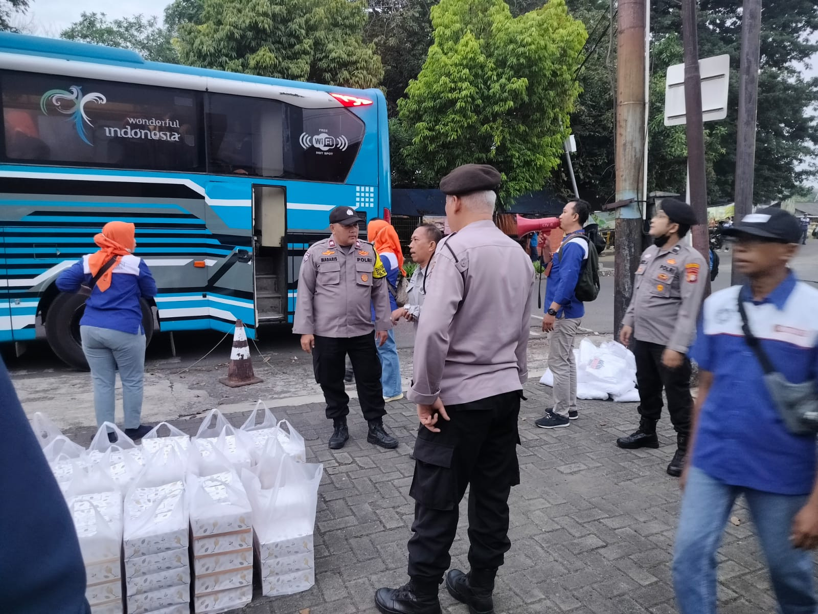 Kawal May Day, Polsek Medansatria Pastikan Keberangkatan Ratusan Buruh PT Arnorts ke Monas Kondusif
