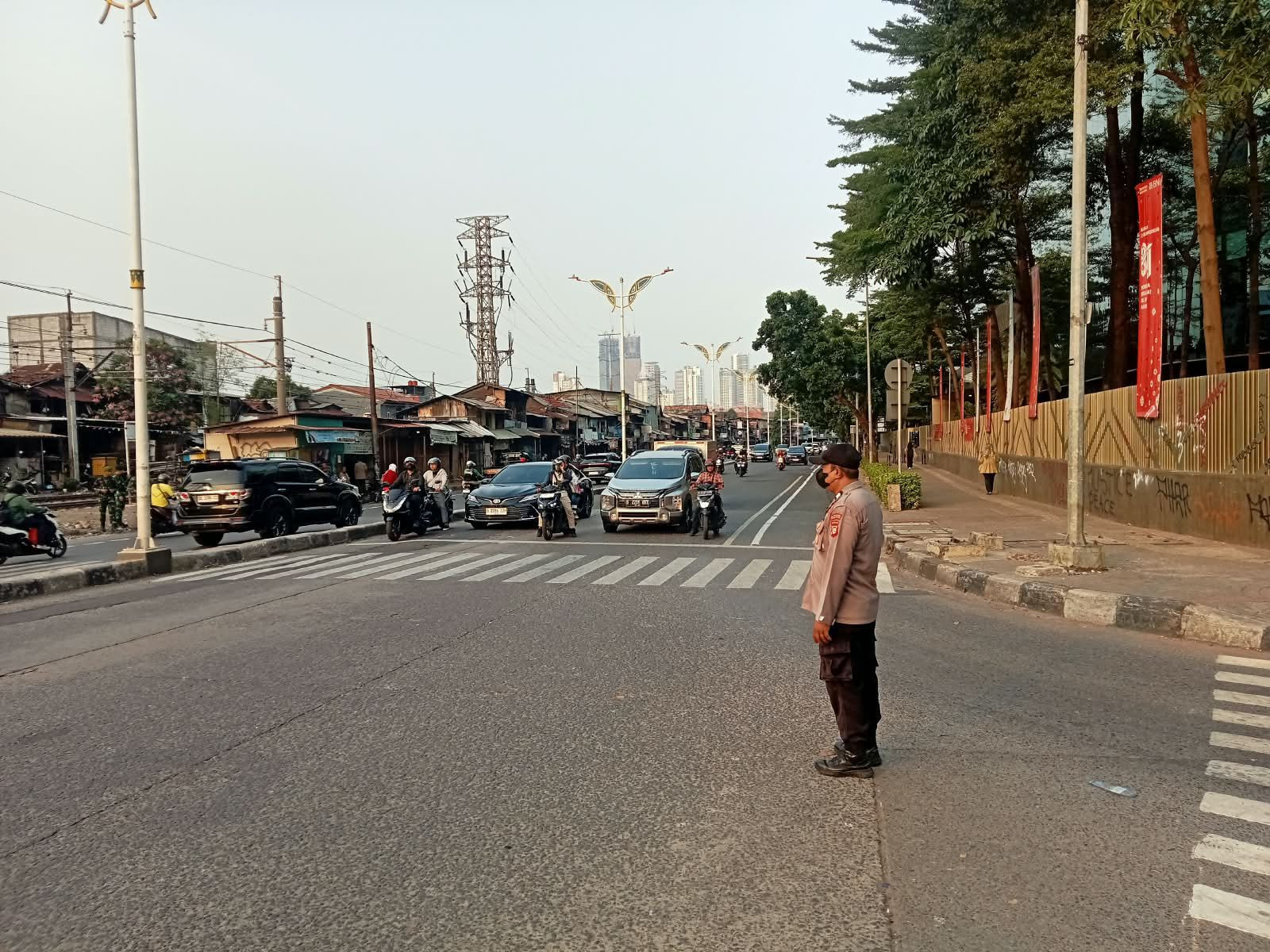 Polisi Pastikan Situasi Pejompongan-Petamburan Terkendali, Warga Tetap Beraktivitas Seperti Biasa