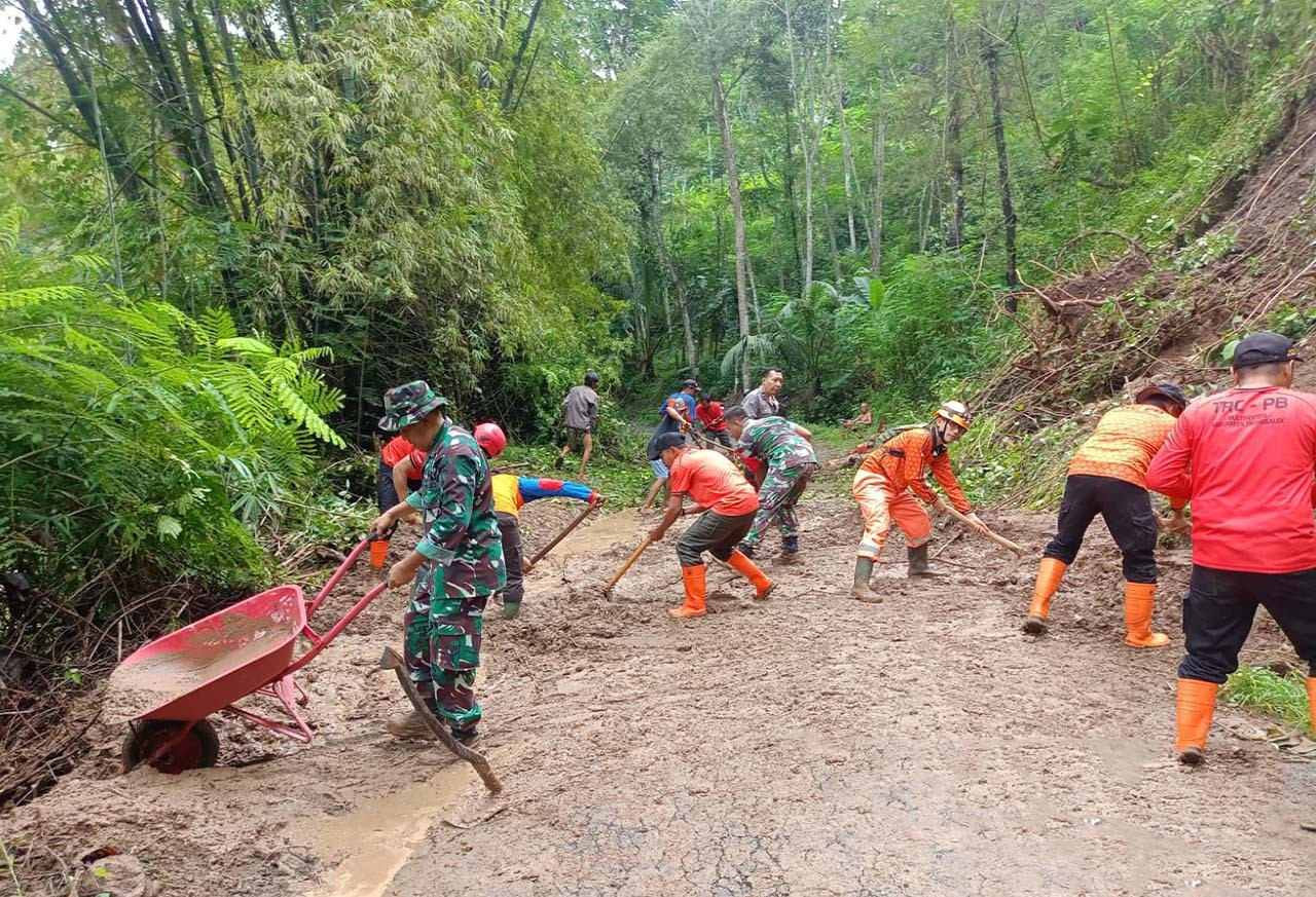 Jalan Tertutup Longsor, TNI-Polri dan BPBD Hadir Jadi Harapan Warga Trenggalek