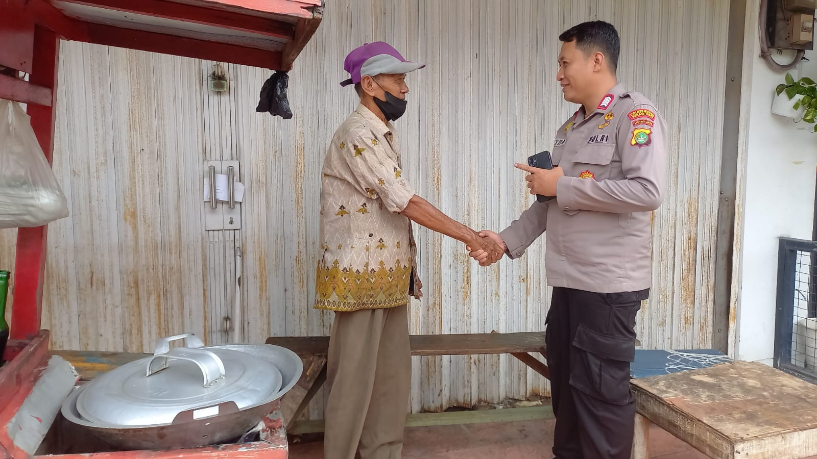 Unit Samapta Polsek Medansatria Laksanakan Patroli Jalan Kaki Dialogis Antisipasi Guantibmas