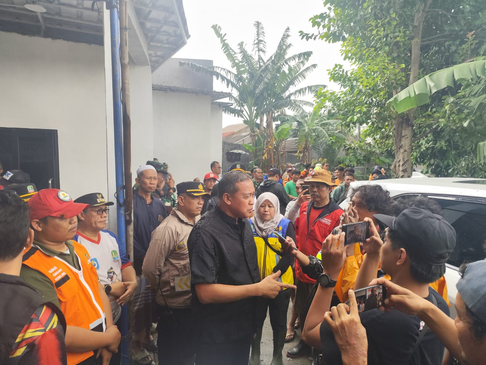 Kapolsek Rawalumbu Tinjau Langsung Lokasi Banjir di Perumahan Pondok Hijau Permai