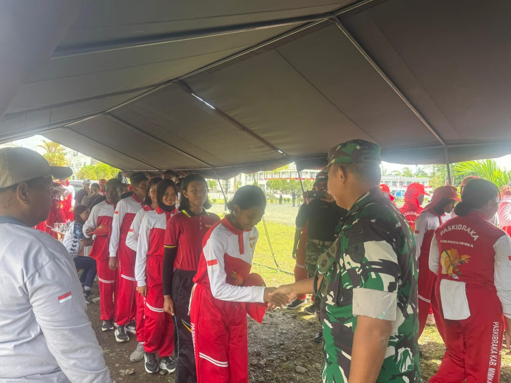 Motivasi Serta Tingkatkan Semangat Berlatih, Dandim 1710/Mimika Tinjau Latihan Anggota Paskibraka Kab. Mimika Tahun 2025