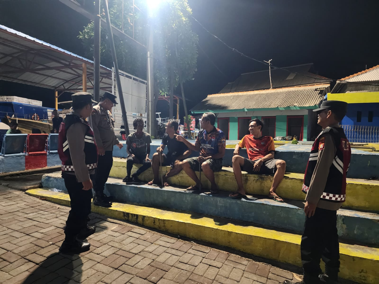 Sinergitas TNI–Polri Diperkuat, Patroli Malam Gabungan Polsek Kepulauan Seribu Utara Antisipasi Tawuran dan Kejahatan Jalanan