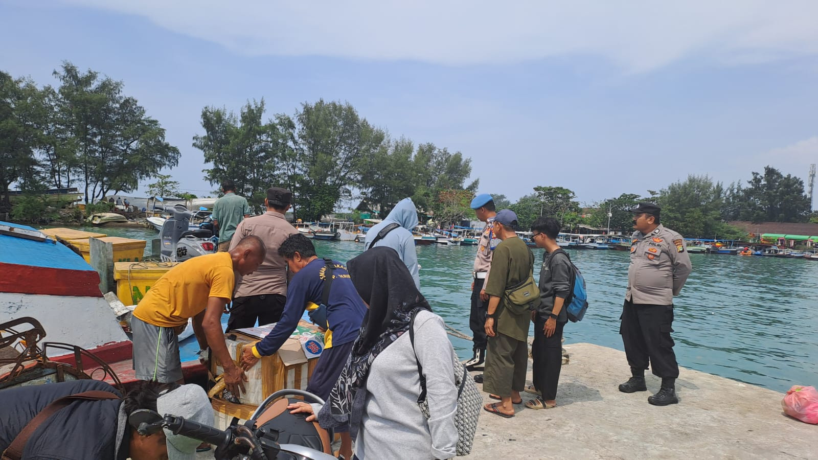 Jakarta On The Spot Minggu Pagi, Polisi Humanis Bantu Penumpang Turun Kapal dan Sosialisasikan Layanan Polisi 110