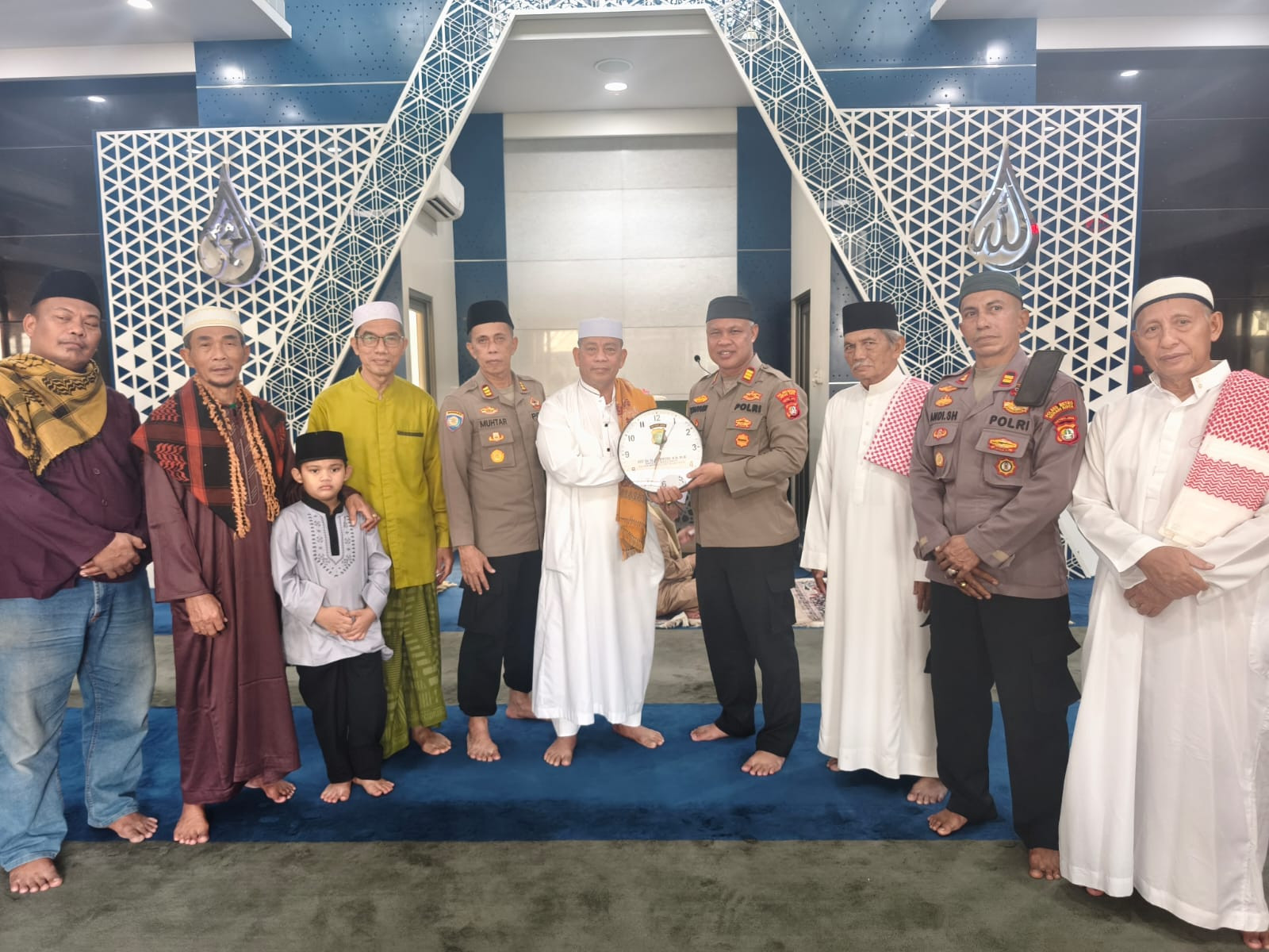 Kapolsek Bekasi Barat Sampaikan Himbauan Kamtibmas dalam Program Jumat Keliling