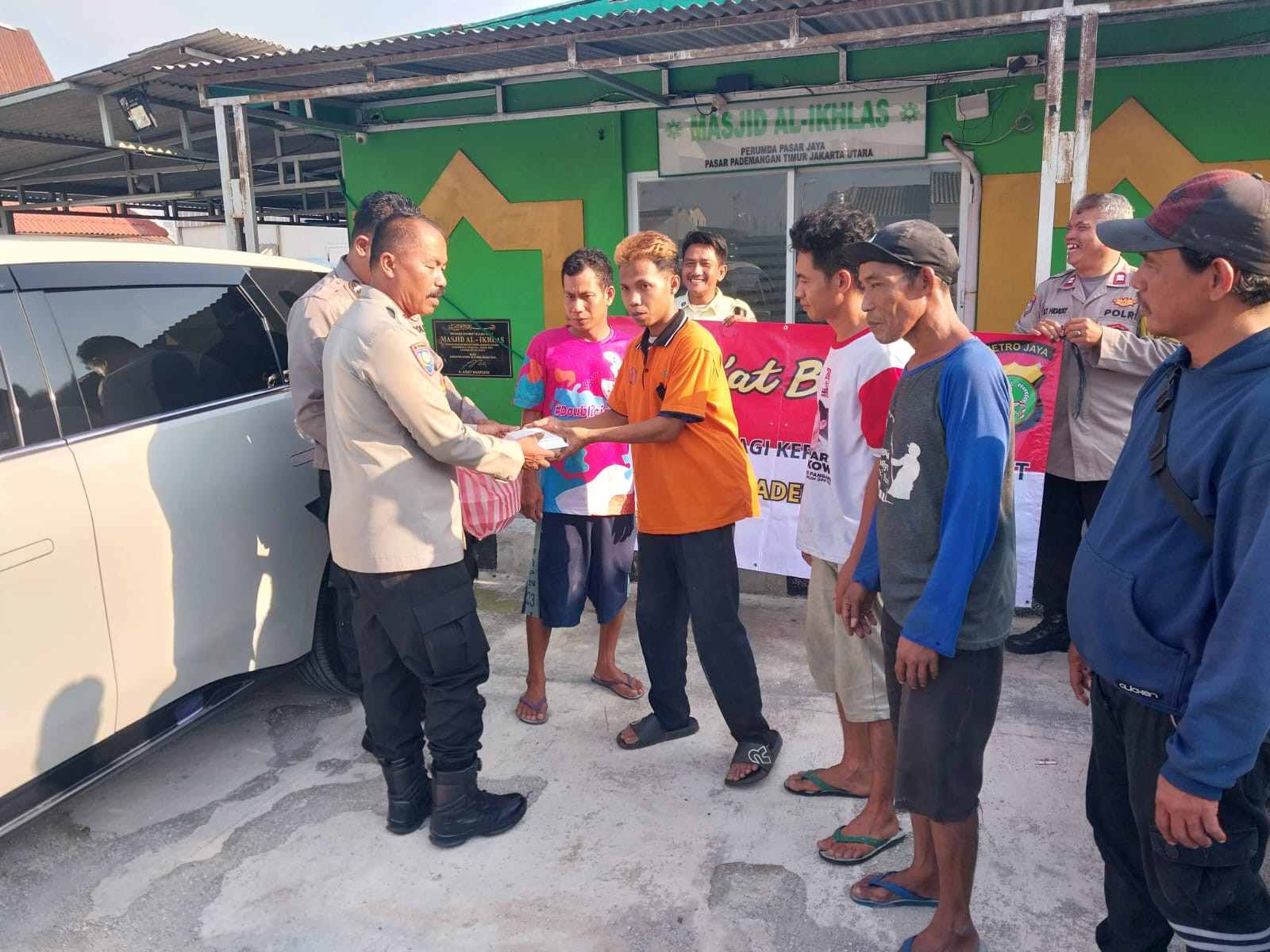Polsek Pademangan Tebar Kepedulian Lewat Program “Jum’at Berkah” di Masjid Al Ikhlas