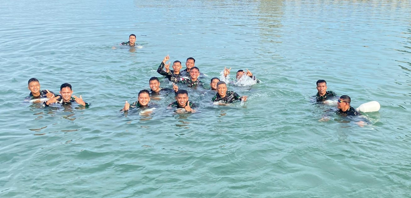 Danlanal Bintan Pimpin Renang Laut Guna Asah Kemampuan Prajurit