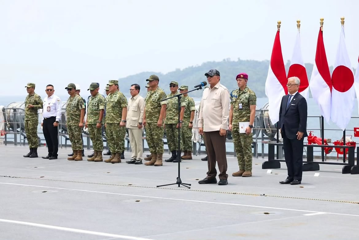 Wapang TNI Dampingi Menhan RI Anugerahkan Satyalancana Dharma Samudera kepada Personel JMSDF