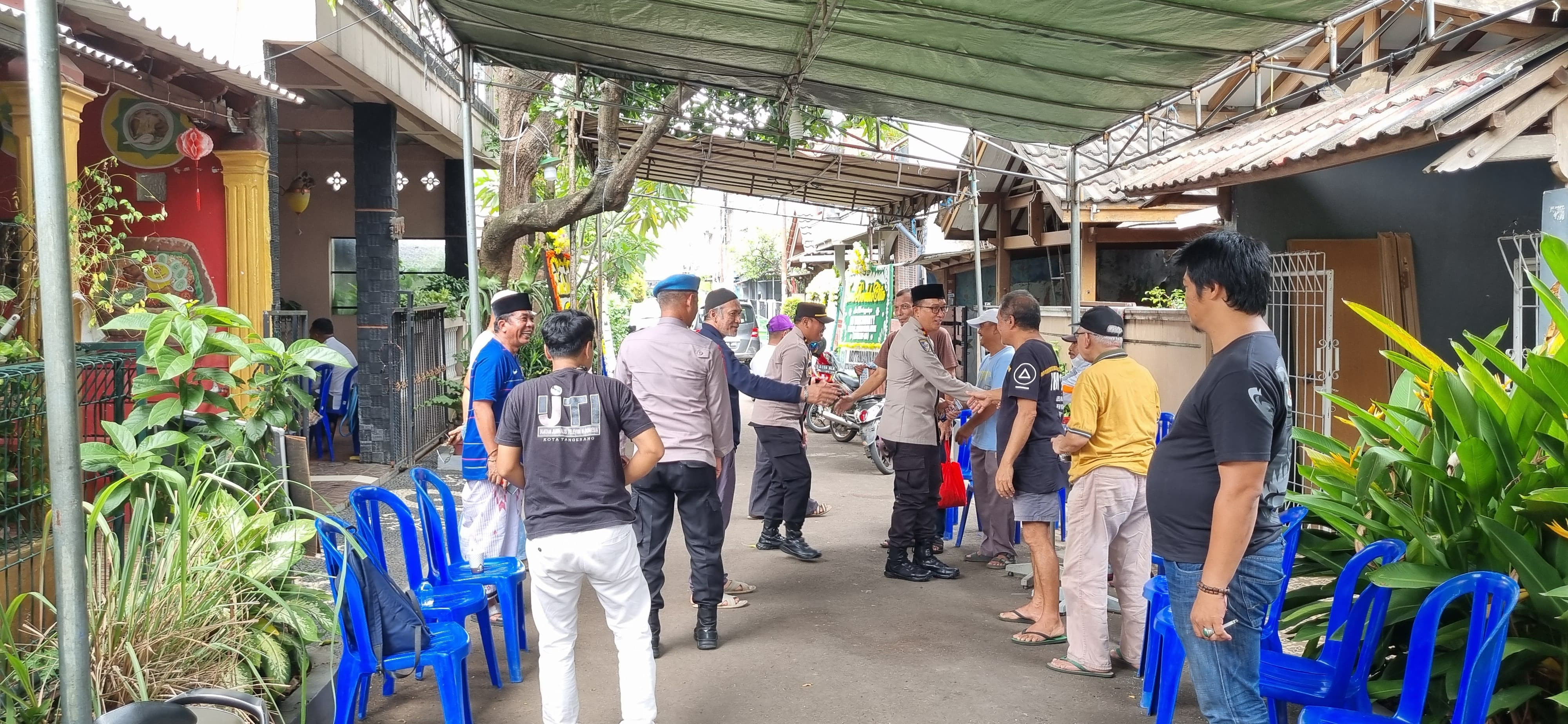 Kapolsek Ciputat Timur Takziah ke Rumah Duka Almarhumah Ibu Wuri Susanti