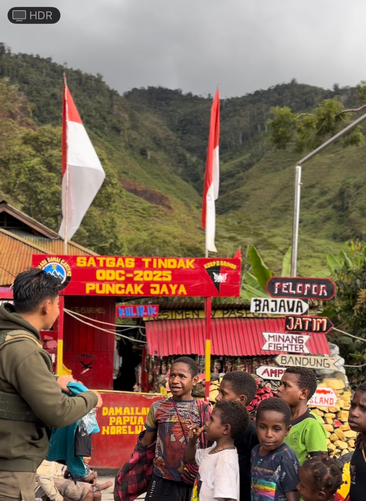 Personel Satgas Ops Damai Cartenz Sambangi Anak-anak di Pos Satgas Tindak Kulirik