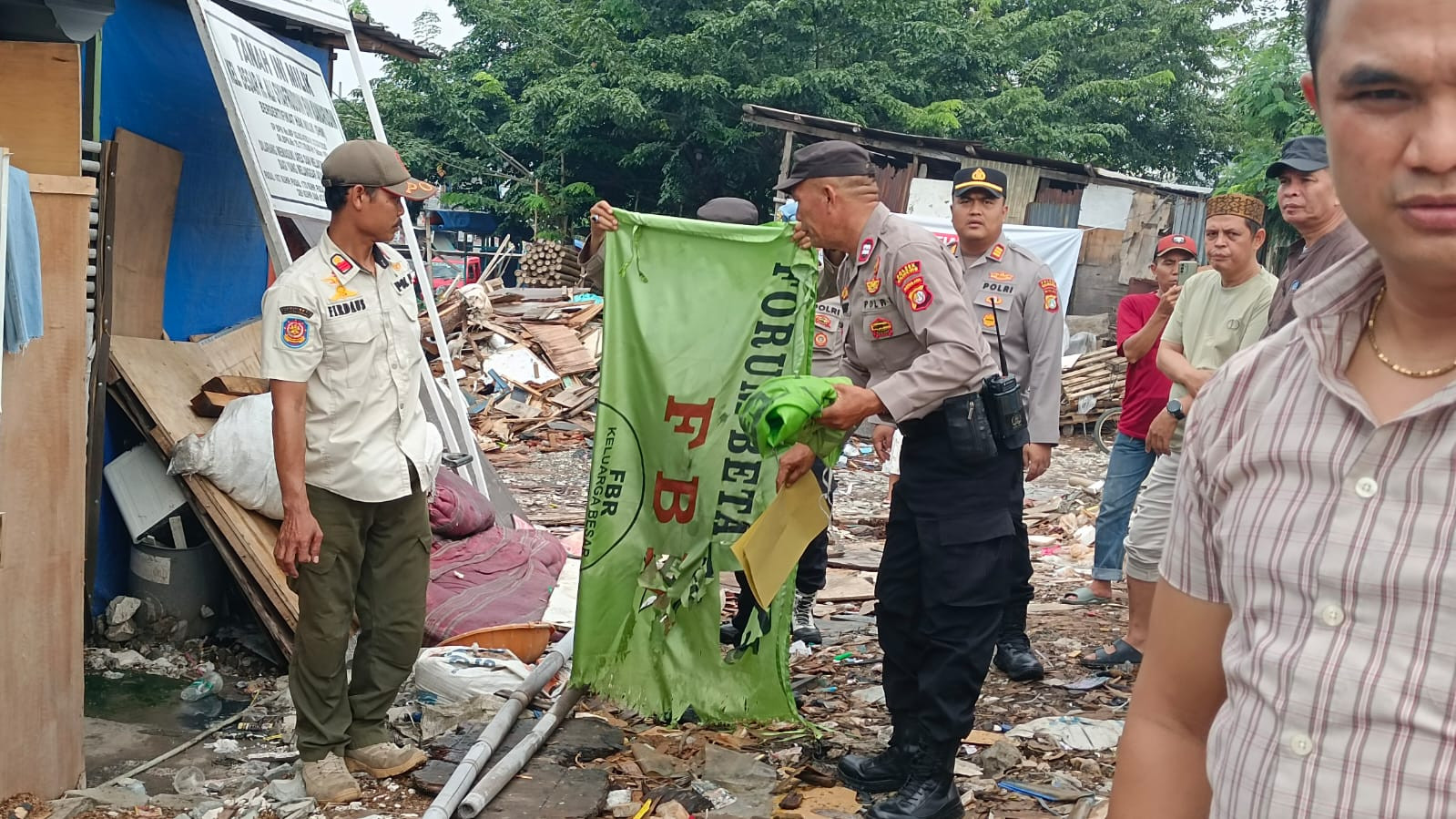 Dalam Rangka Operasi Berantas Jaya 2025: Polsek Cilincing Tertibkan Posko FBR berdiri Dilahan Sengketa di Sukapura