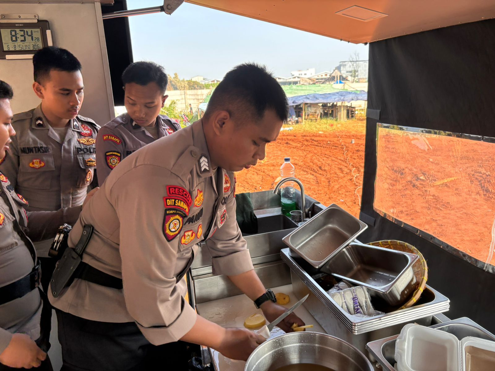 Polda Metro Jaya Gelar Dapur Lapangan untuk Bantu Pengungsi Kebakaran di Kapuk Muara