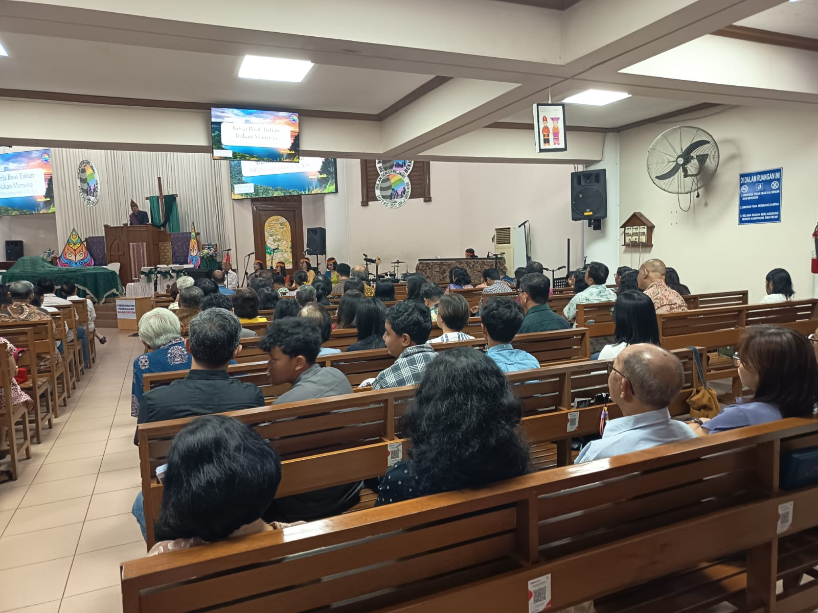 POLISI LAKUKAN MONITORING GIAT IBADAH RUTIN DI GEREJA KRISTEN JAWA, JAKASAMPURNA