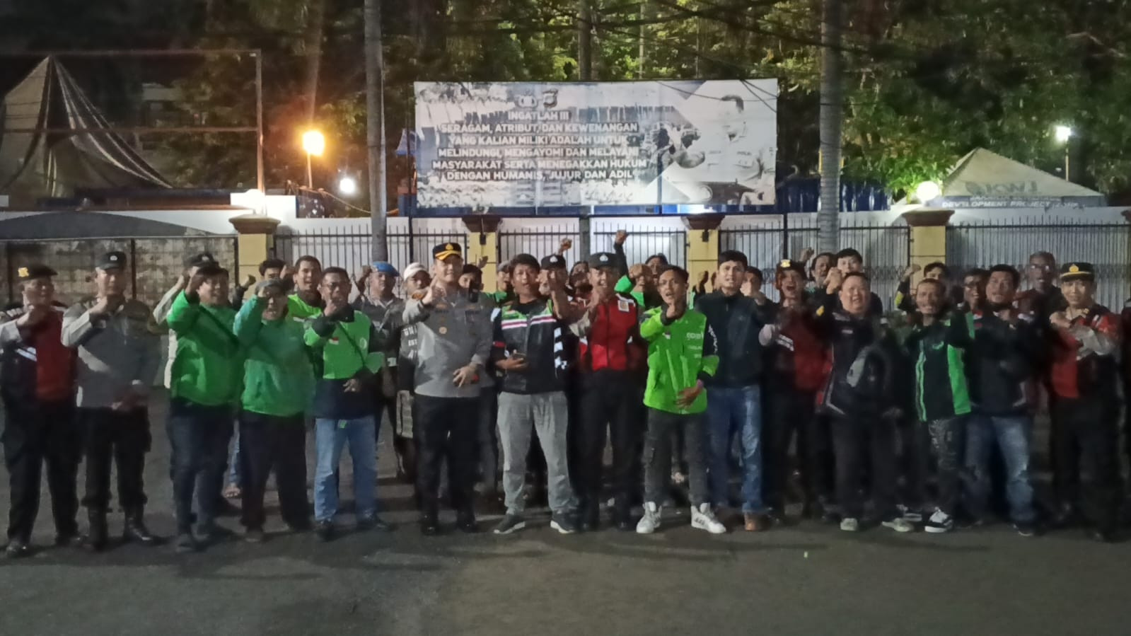 Jaga Jakarta, Jaga Lingkungan: Polsek Metro Penjaringan dan Potmas Ojol Gelar Apel Bersama dan KRYD Jaga Kamtibmas