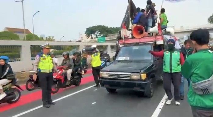 Polisi Bagikan Snack dan Air Minum kepada Peserta Aksi dari Unsur Ojol di DPR