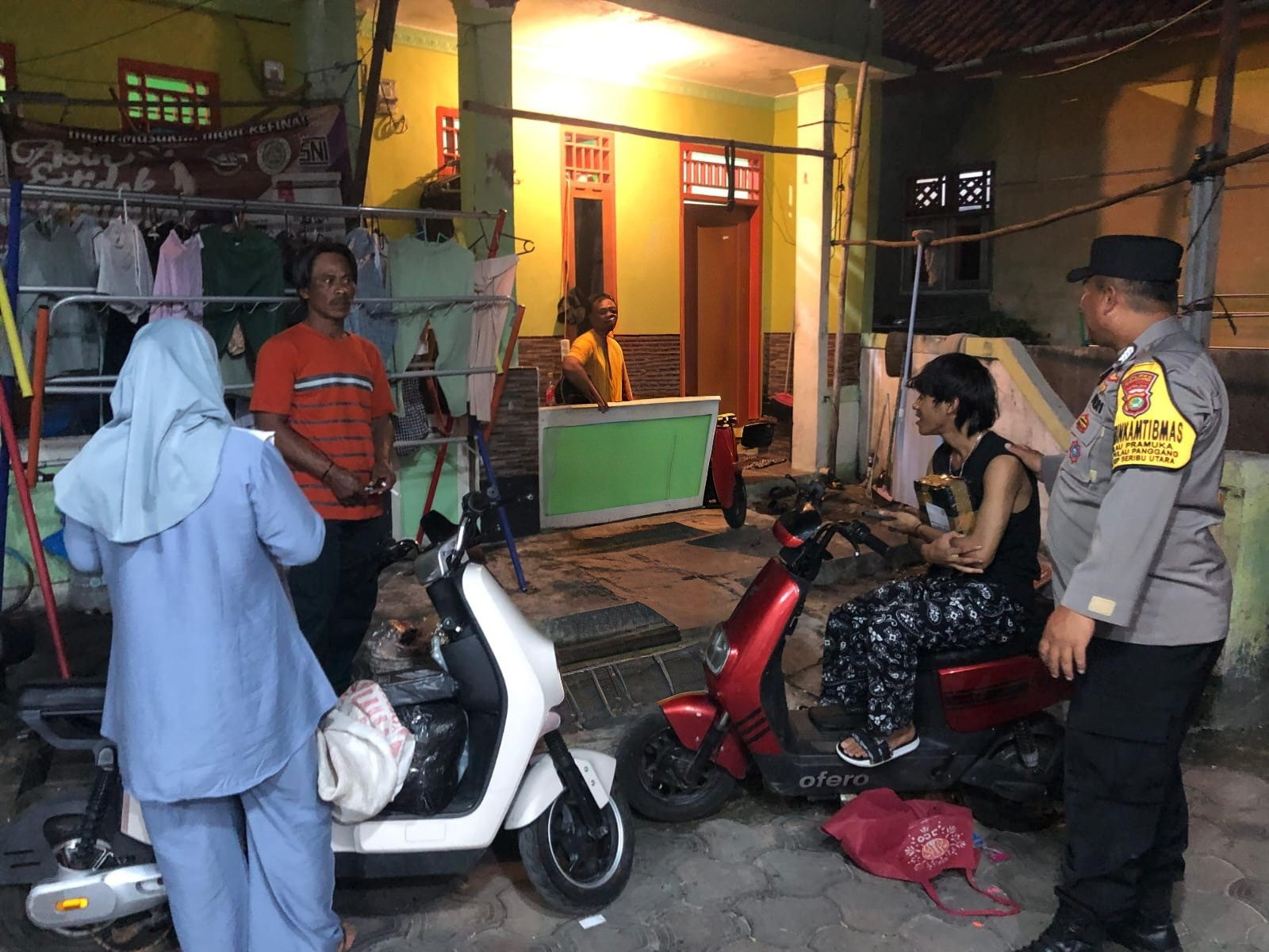 Bhabinkamtibmas Pulau Pramuka Sambangi Warga, Sosialisasikan Layanan 110 dan Perkuat Kamtibmas