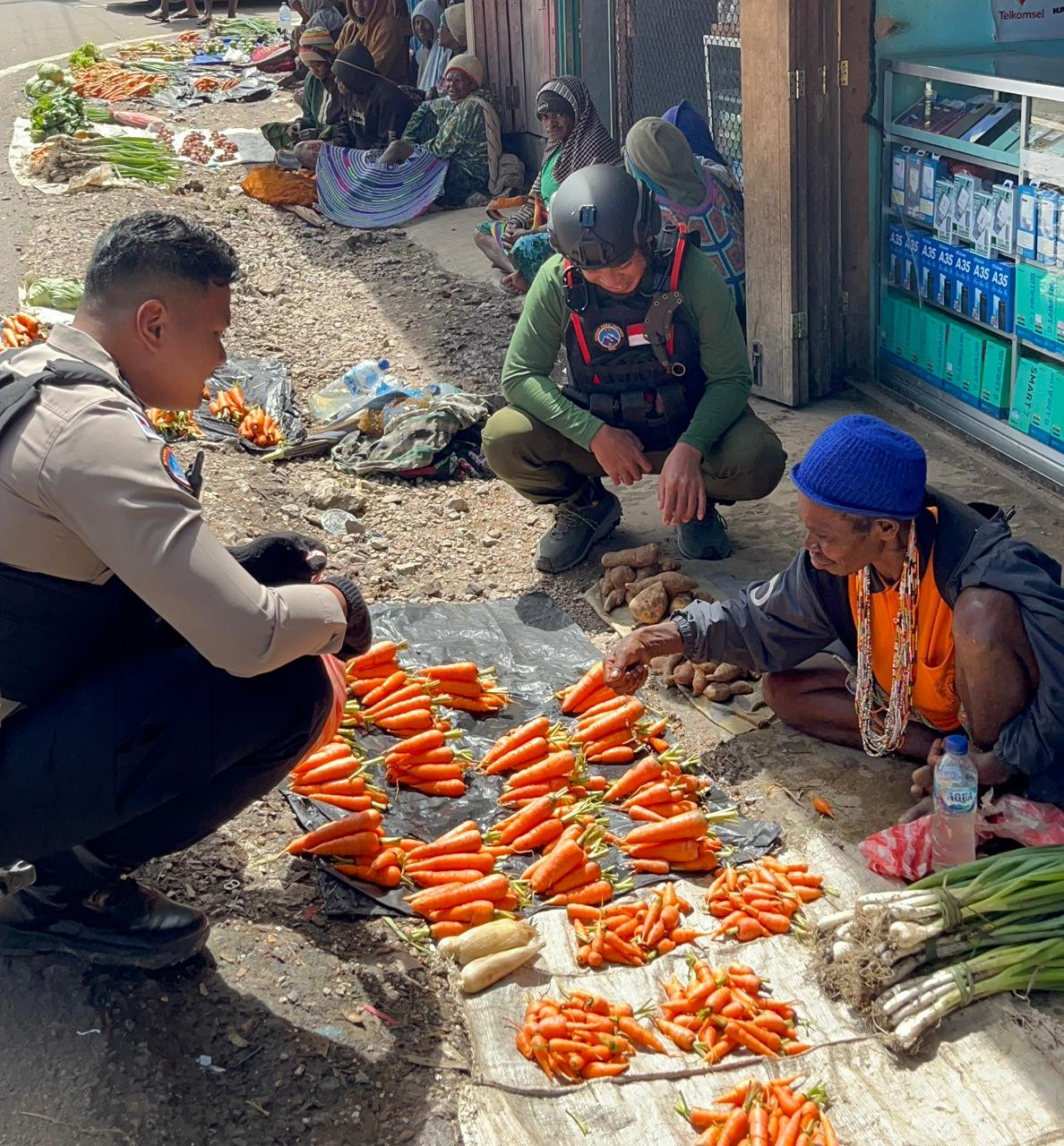 Personel Ops Damai Cartenz Dukung Perekonomian Lokal dengan cara Belanja Hasil Bumi di Paniai Timur