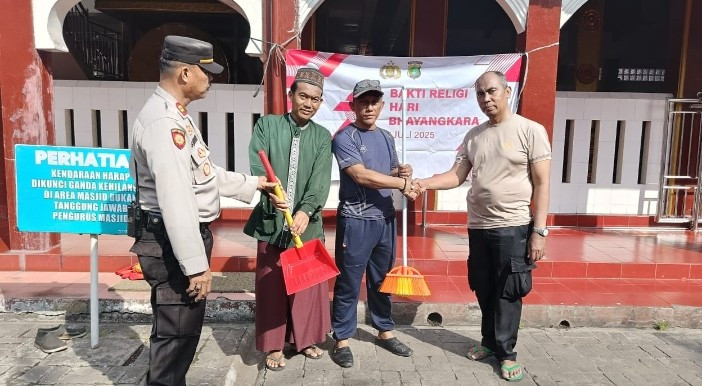 Polsek Cilincing Gelar Aksi Bhakti Sosial Bersihkan Masjid Jami Al Alam dalam Rangka Hari Bhayangkara ke-79