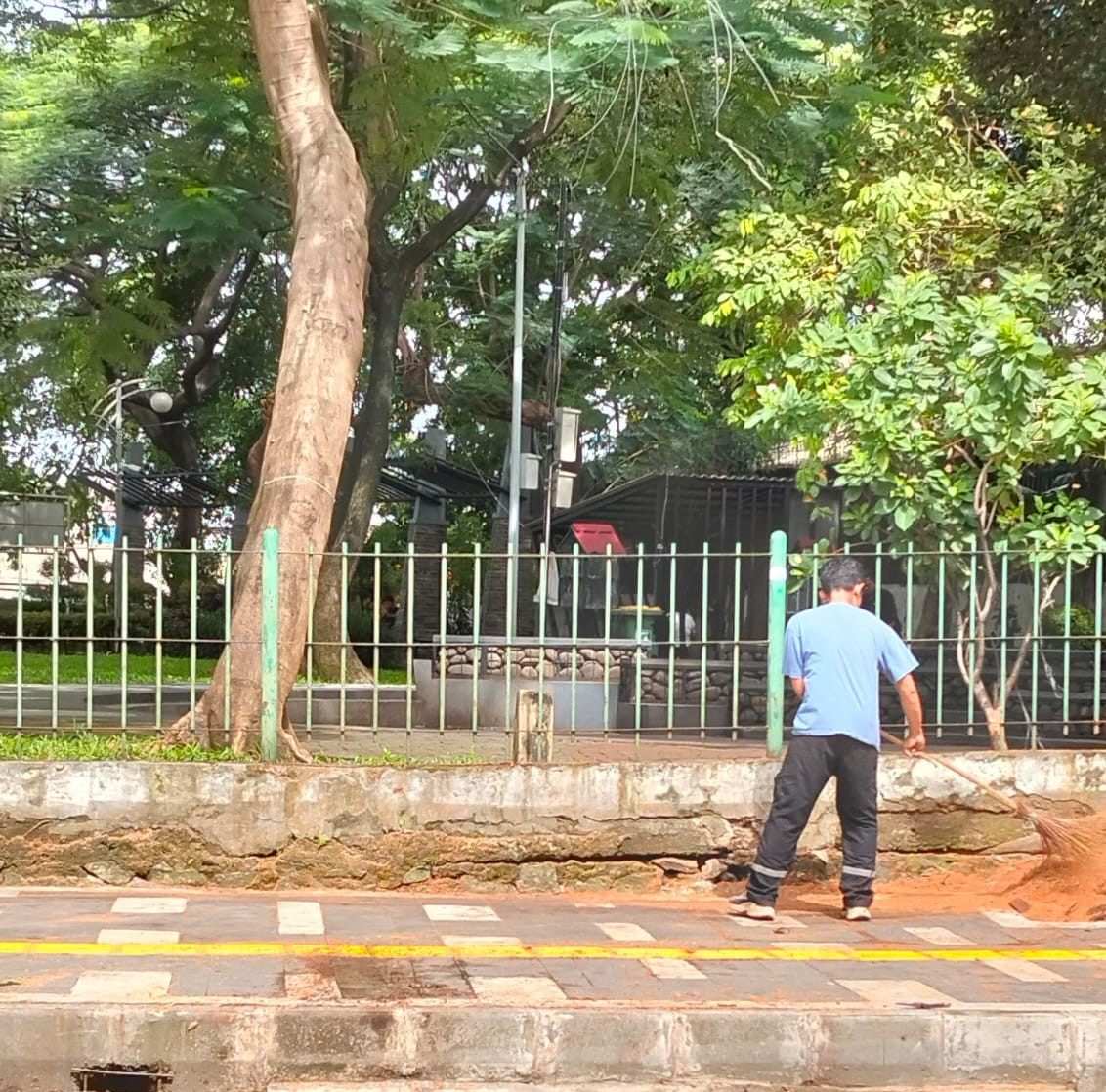 Warga Apresiasi Kinerja Sudin Pertamanan Jakut Tangani Keluhan Trotoar Sunter 2