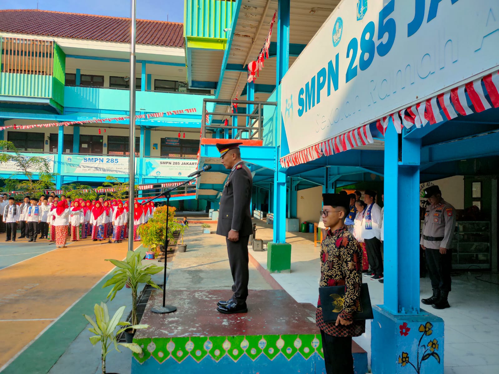 Upacara HUT RI ke-80 di SMPN 285 Pulau Untung Jawa Berlangsung Khidmat