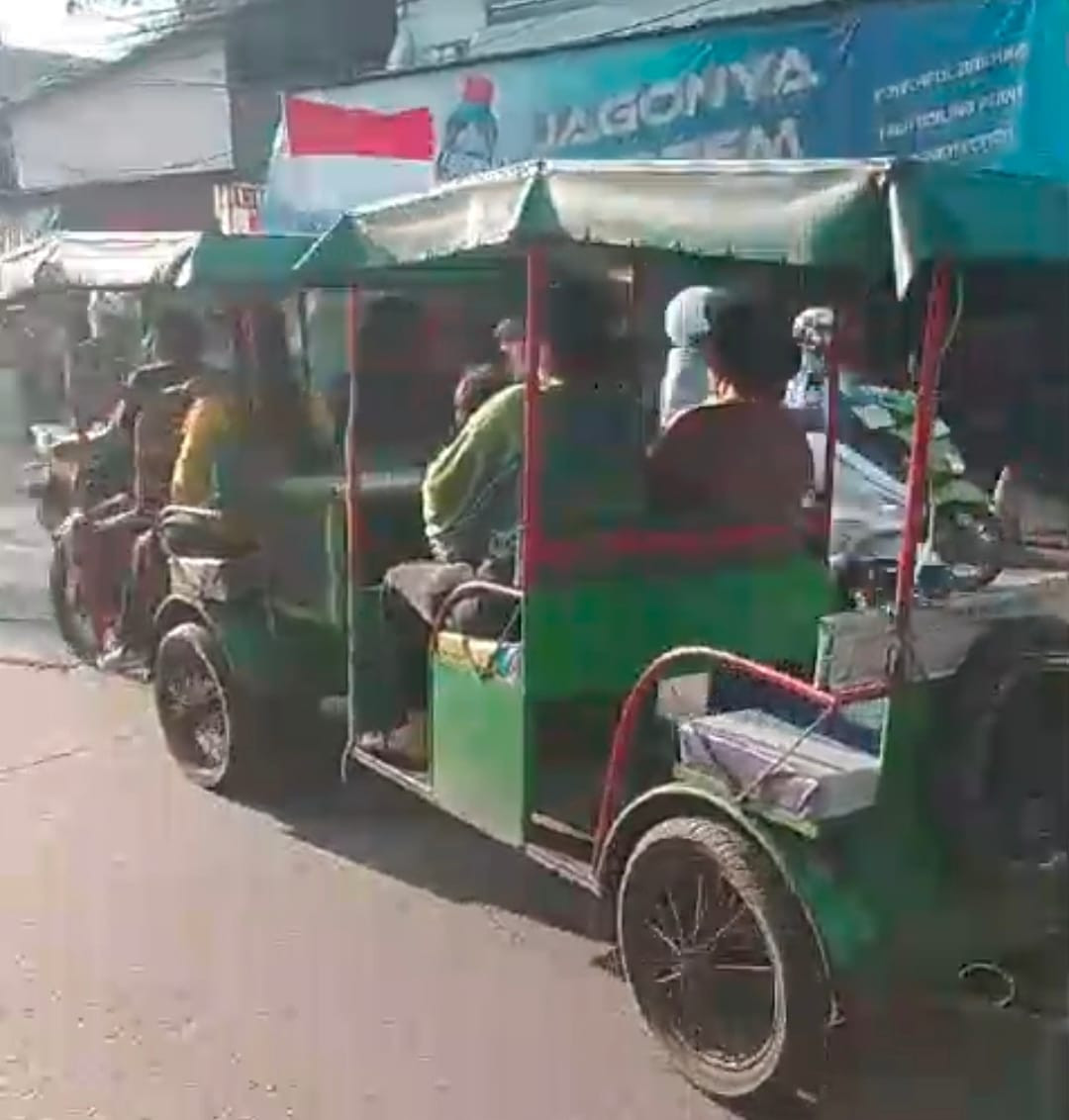 Odong-Odong Nekat Melintas di Jalan Raya Cilincing, Keselamatan Anak-Anak Dipertaruhkan