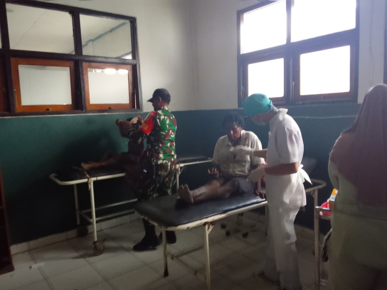 Aparat Gabungan TNI Bersama RSUD Mulia dan PMI Kab Puncak Jaya Evakuasi Pengungsi Korban Penembakan KKB di Distrik Sinak