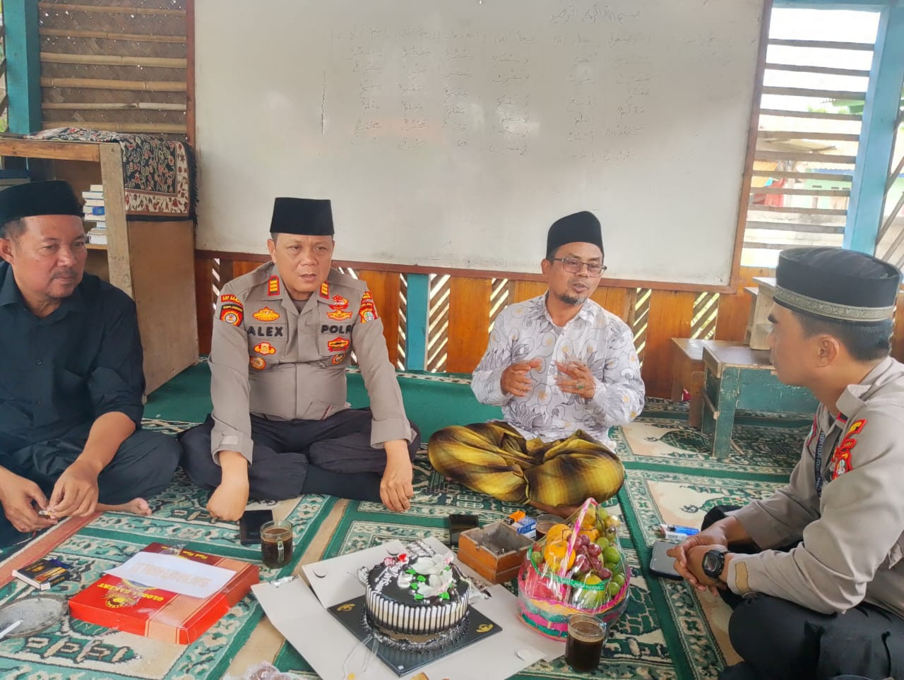 Kapolsek Cabangbungin Jalin Silaturahmi dengan Ulama NU di Hari Santri Nasional 2025