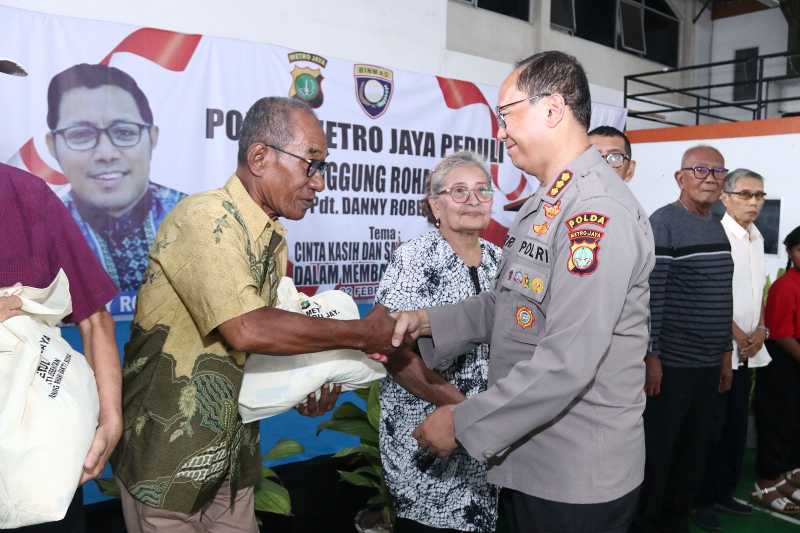 Polda Metro Jaya Gelar Panggung Rohani dan Baksos di Kampung Ambon, Bagikan Ratusan Paket Sembako