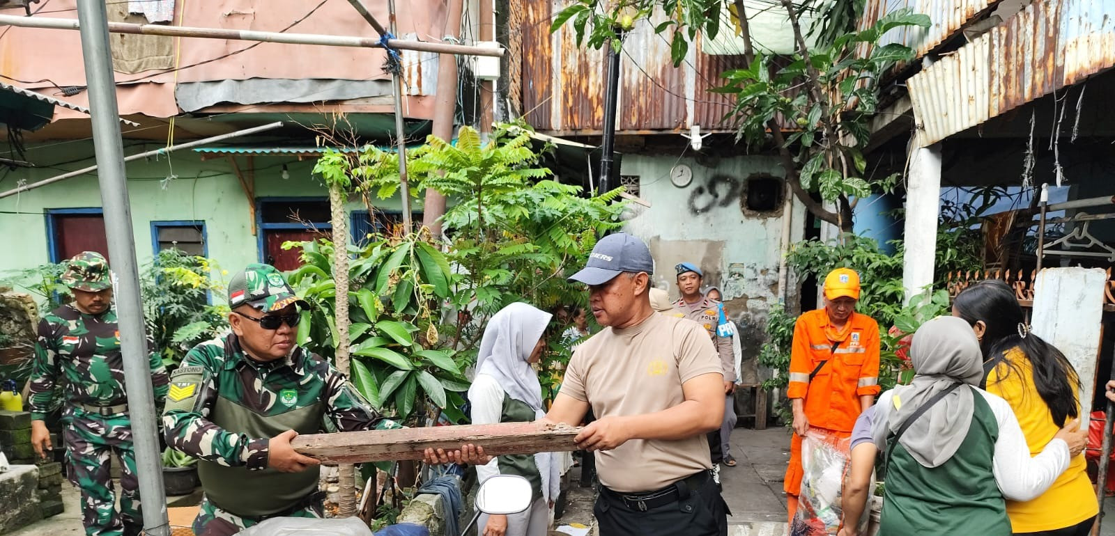 Sinergi TNI-Polri dan Pemerintah Bantu Warga Pademangan yang Terdampak Angin Kencang