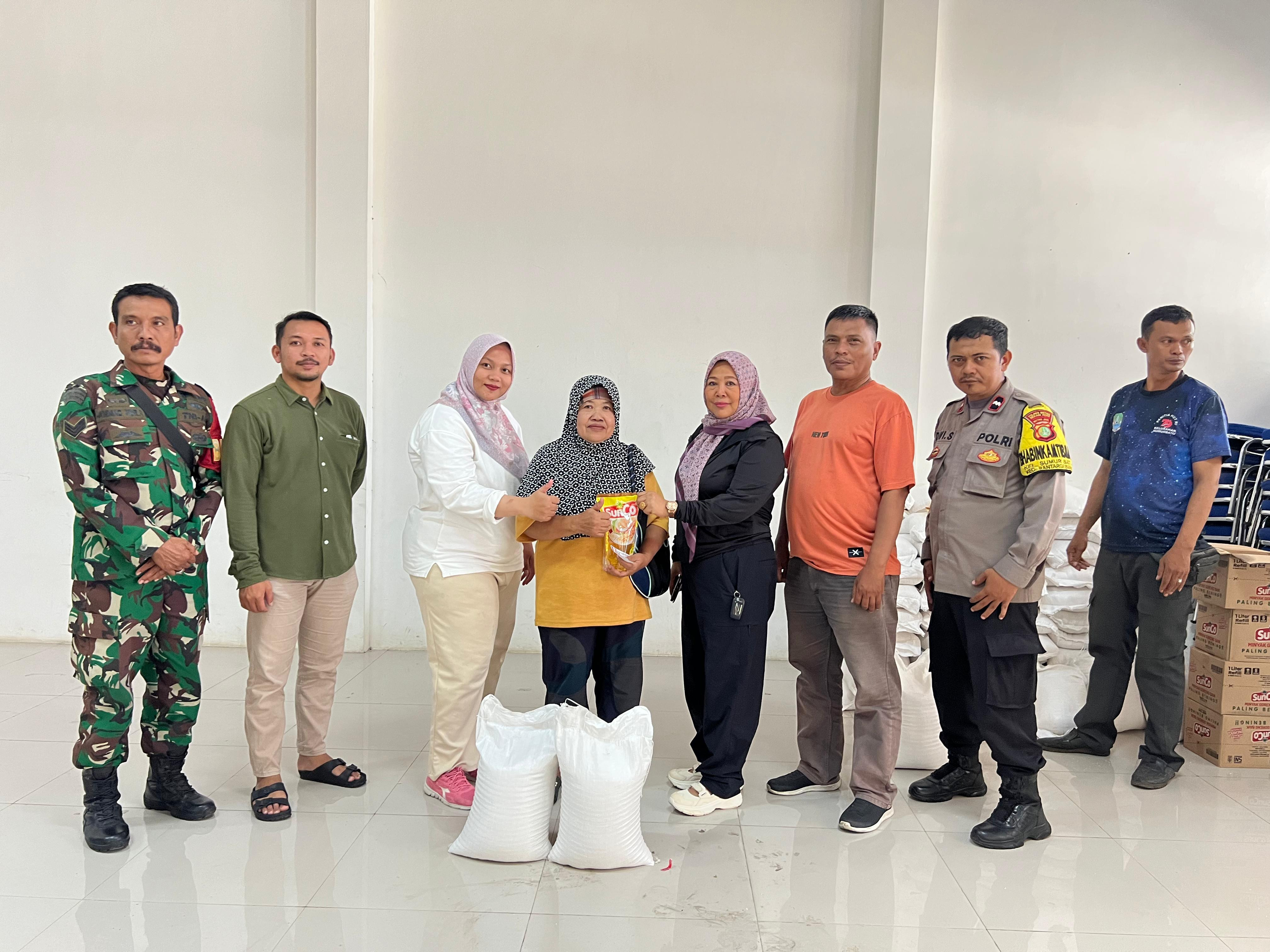 Sinergi TNI-Polri Kawal Bantuan Pangan, 50 Warga Kurang Mampu Sumurbatu Terima Beras dan Minyak