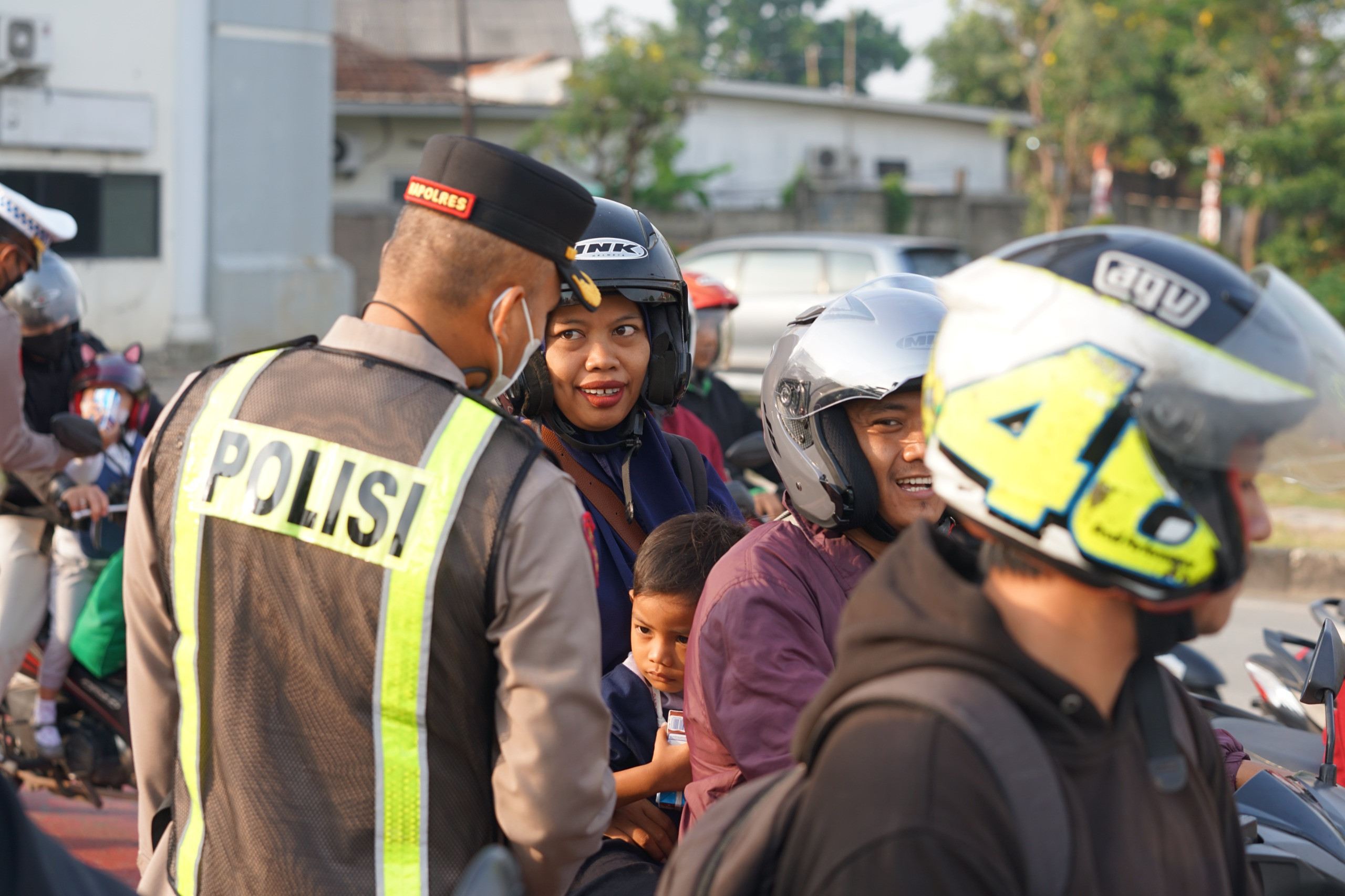 Kapolres Metro Bekasi Pimpin Yanmas Pagi, Bantu Penyeberangan & Bagikan Susu ke Pelajar di Jurong