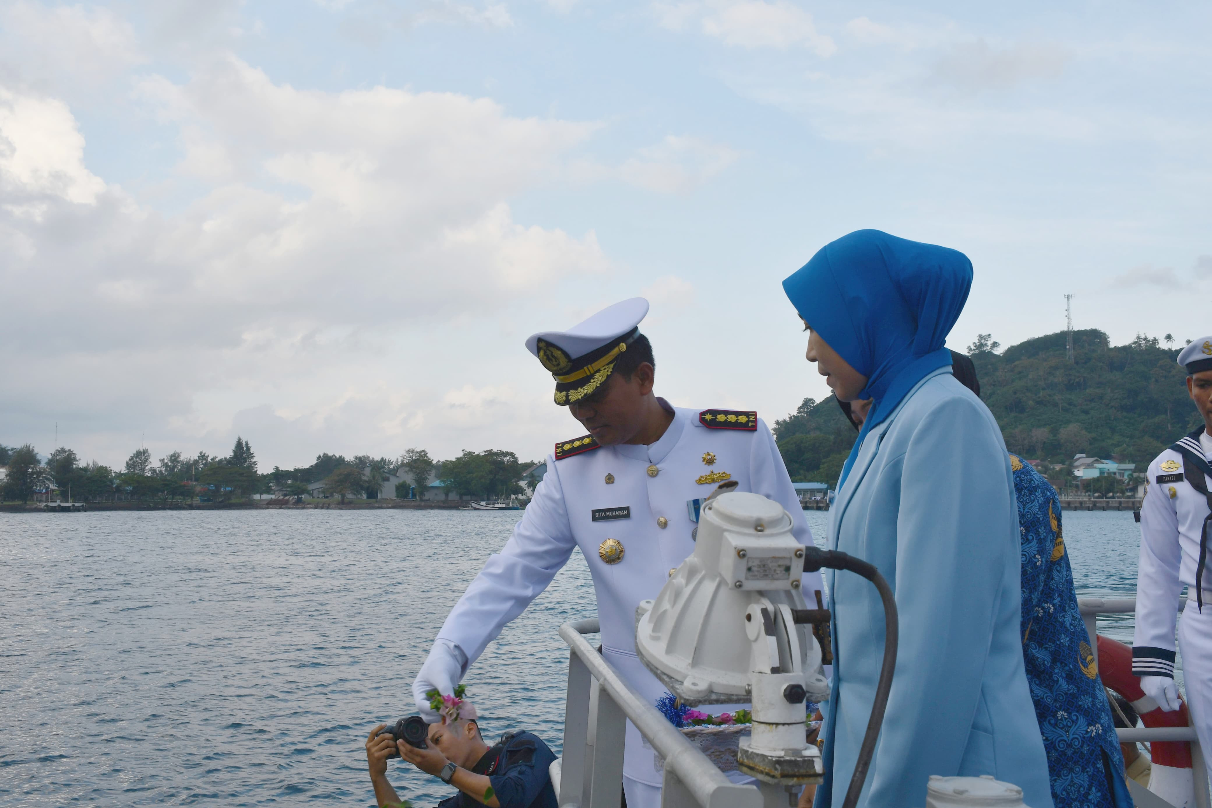 Bentuk Penghormatan Pertempuran Pahlawan Laut, Lanal Sabang Laksanakan Tabur Bunga Dengan Khidmat Diatas Geladak KAL Iboih I-1-71