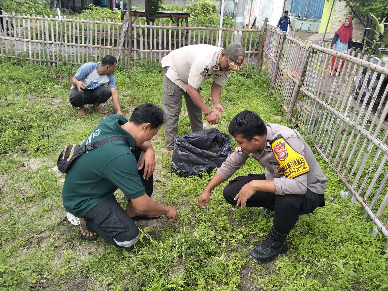 Kerja Bakti di Pulau Tidung: Bhabinkamtibmas, ASN, dan Warga Bersinergi Membersihkan Lingkungan