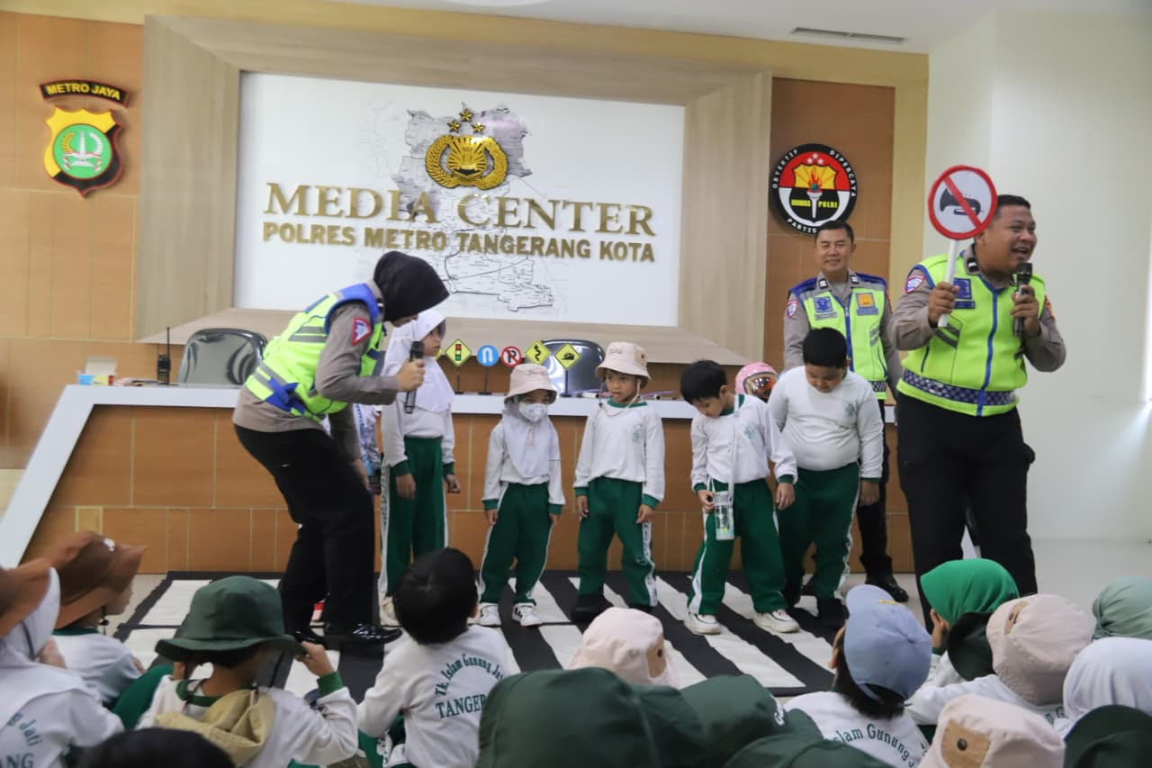Polisi Sahabat Anak, Sat Lantas Kenalkan Keselamatan Lalu Lintas kepada Siswa TK Islam Gunung Jati