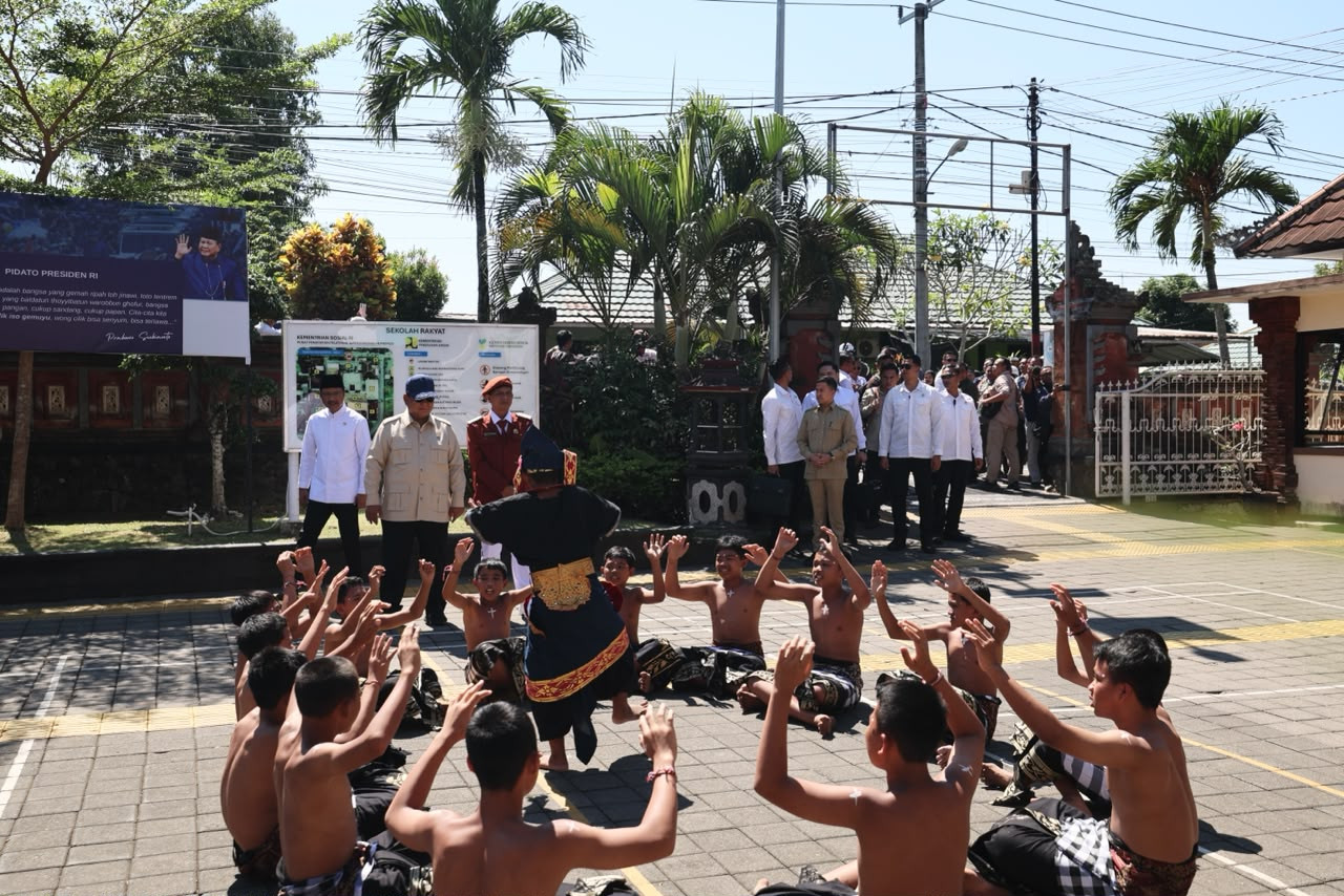 Prabowo Cek Langsung Perkembangan Sekolah Rakyat di Bali, Disambut Semarak Tari Kecak dari Siswa
