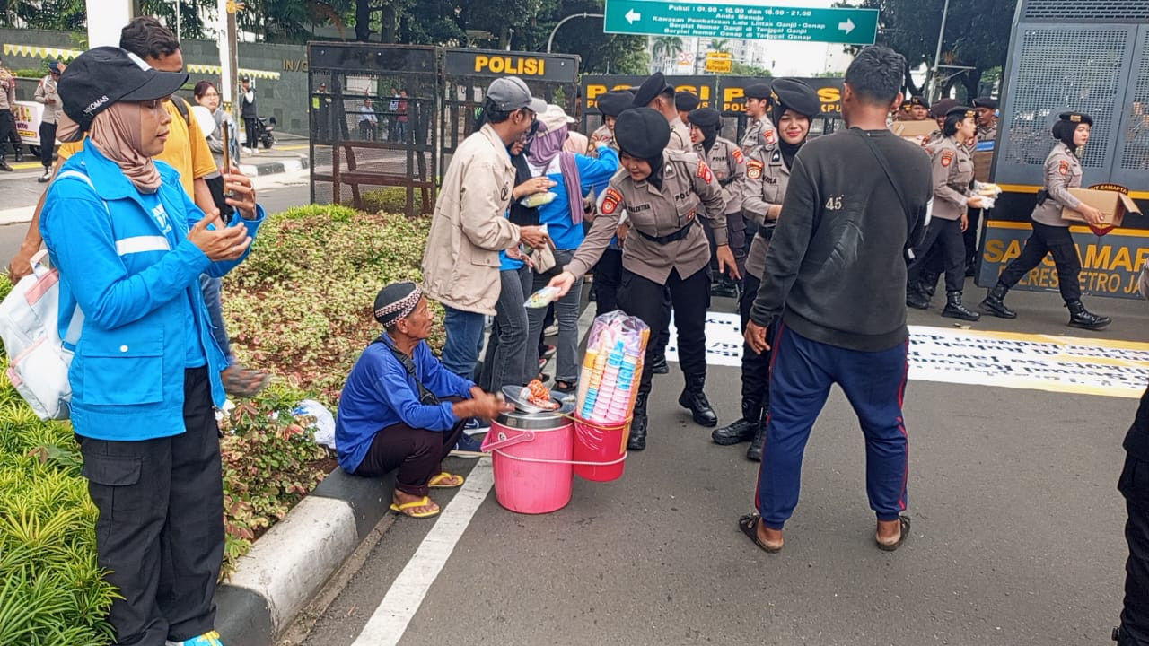 Polri Tunjukkan Kepedulian, Polwan Polda Metro Jaya Bagikan Roti dan Air Mineral ke Massa Aksi Buruh di Gambir