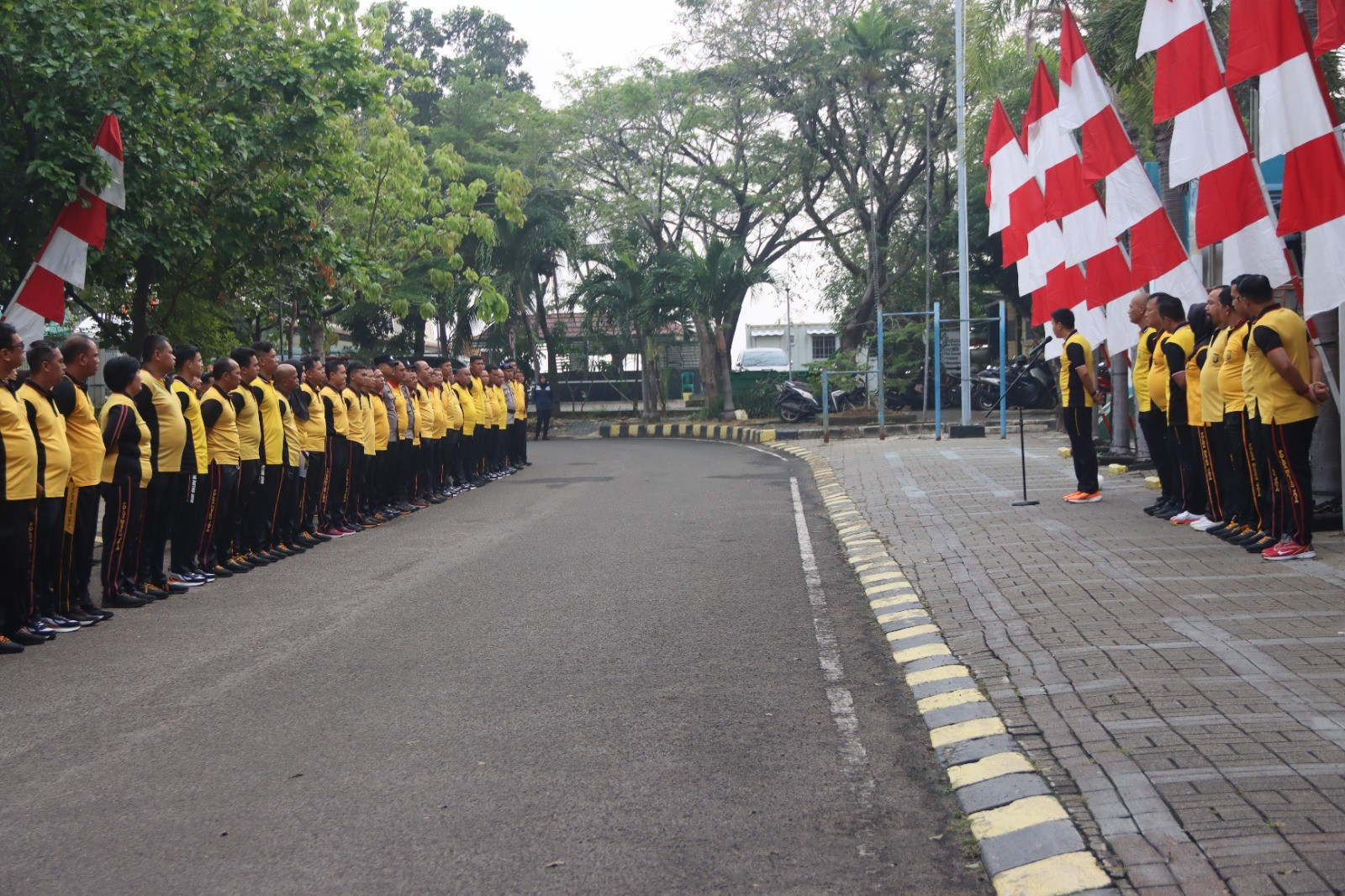Kapolres Kepulauan Seribu Ajak Anggota Jaga Kebugaran Lewat Apel Olahraga Pagi