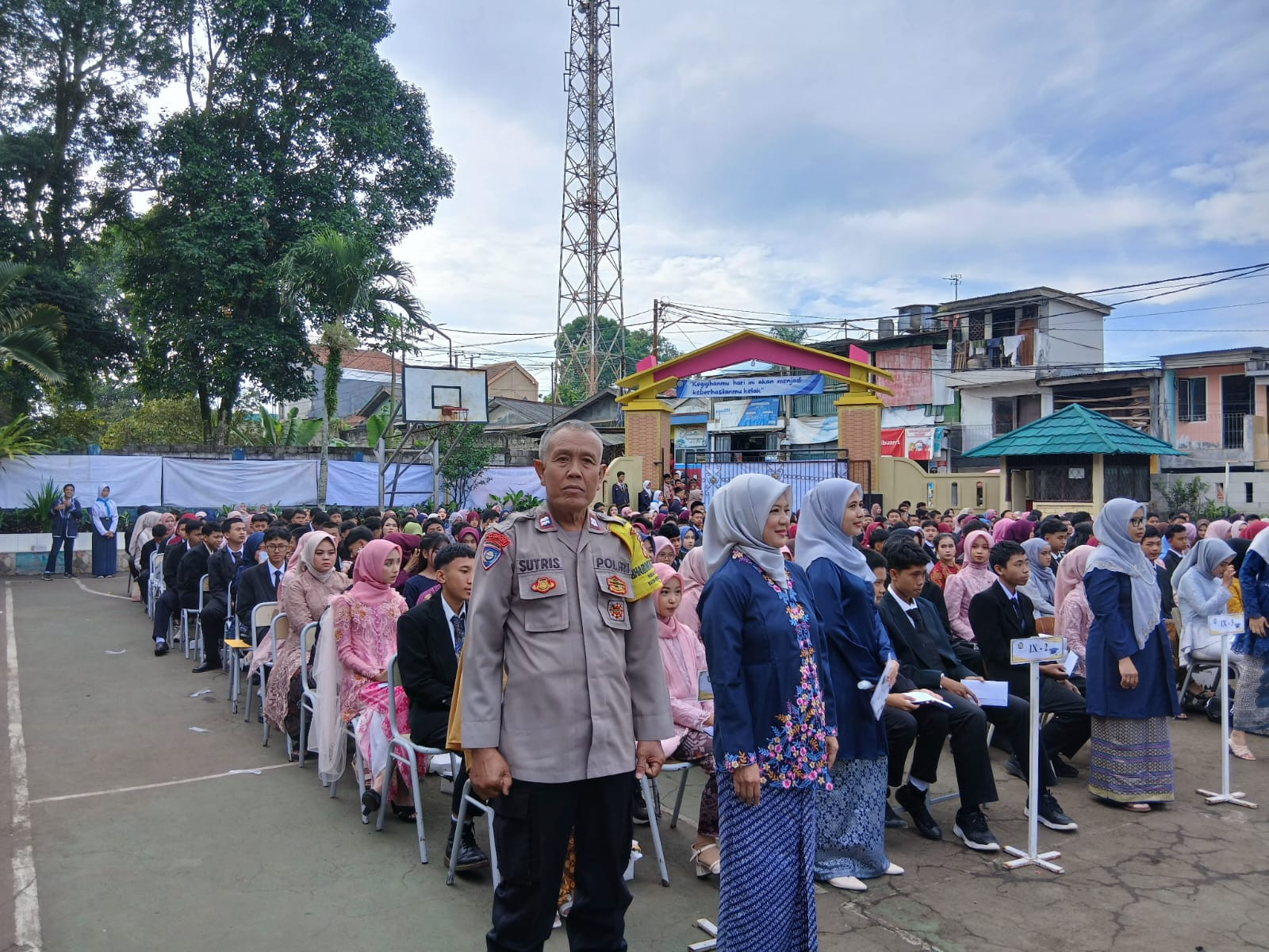 Bhabinkamtibmas Polsek Ciawi Sambang Warga di SMPN 2 Ciawi, Sampaikan Pesan Kamtibmas dalam Acara Kelulusan dan Perpisahan