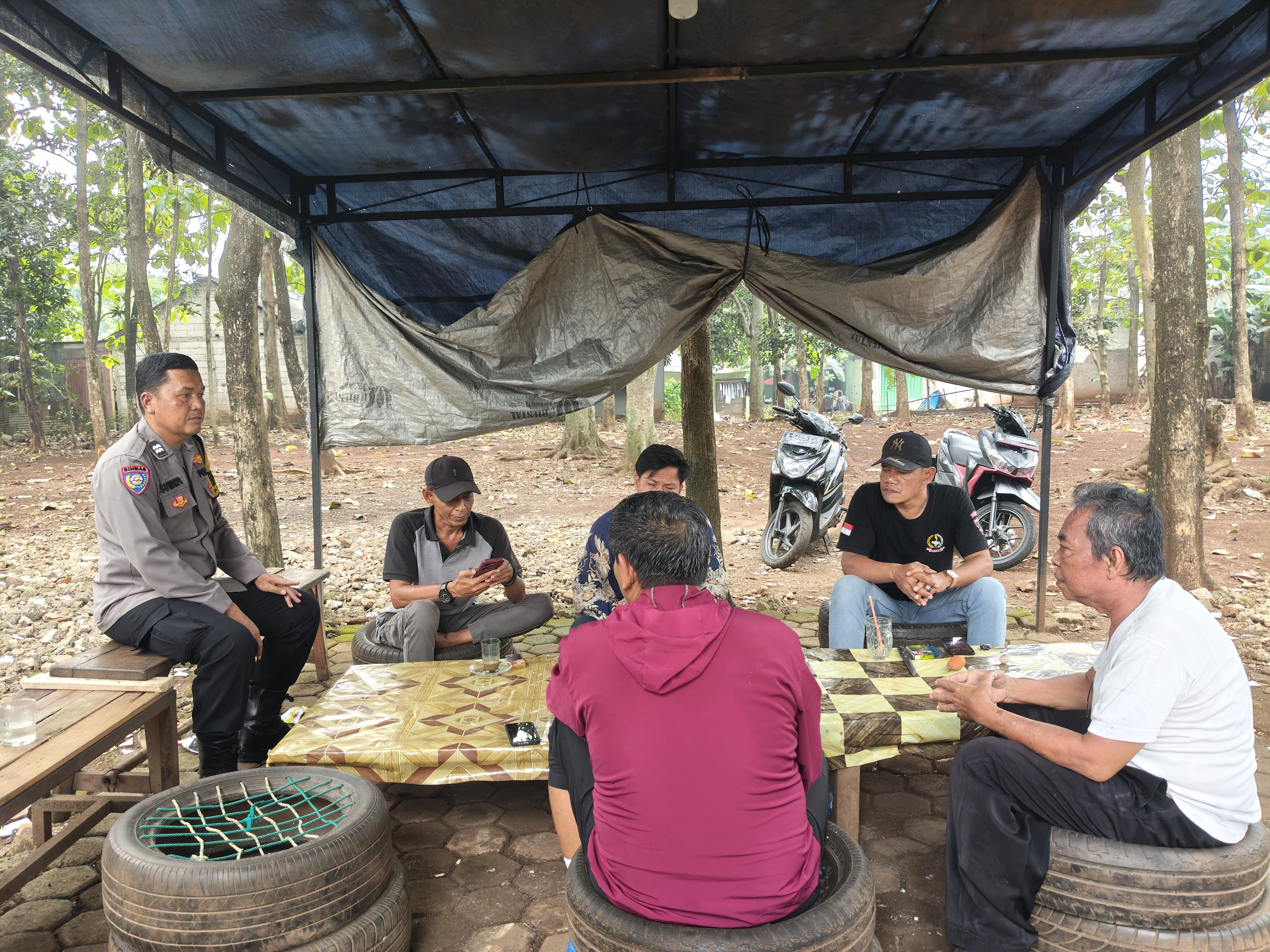 Bhabinkamtibmas Cikiwul Sambangi Warga, Ingatkan Waspada Curanmor dan Tawuran Remaja