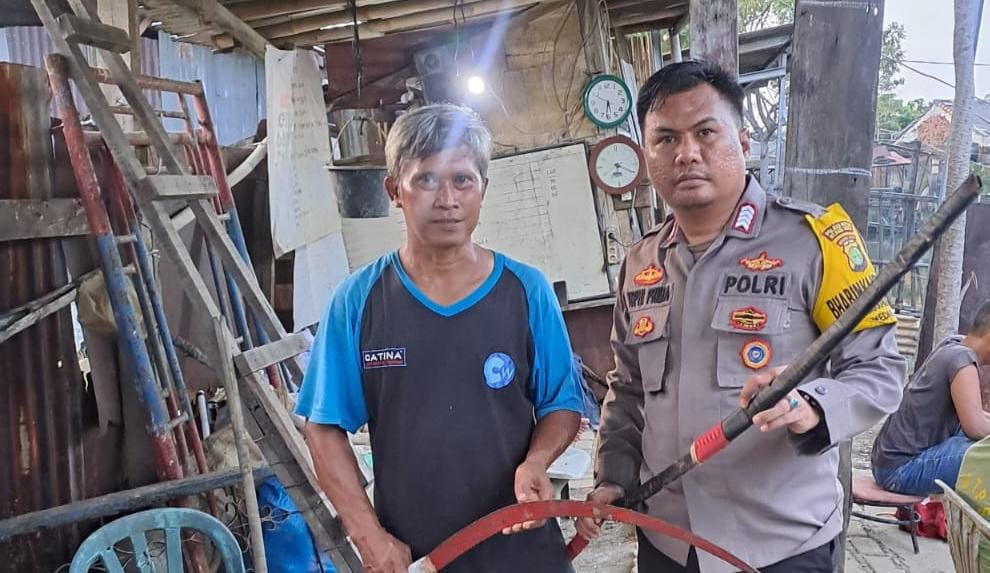 Bhabinkamtibmas Harapan Mulya Terima Penyerahan Sajam dari Warga