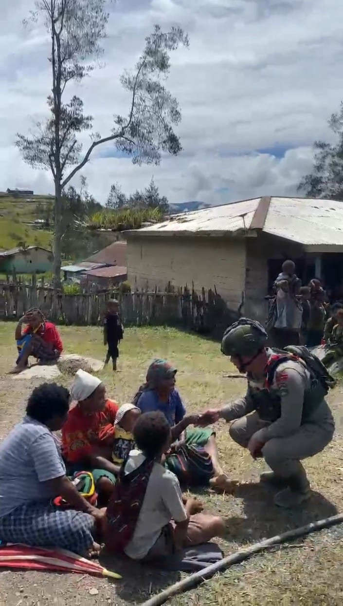 Satgas Ops Damai Cartenz Sambangi Warga Sinak, Hadirkan Rasa Aman dan Kehangatan di Tengah Masyarakat