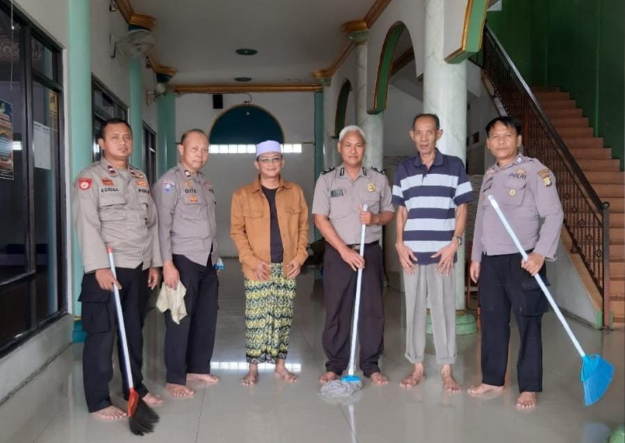 Wujud Kepedulian Polri Jaga Kebersihan Rumah Ibadah Masjid Al Awwabin Pekayon