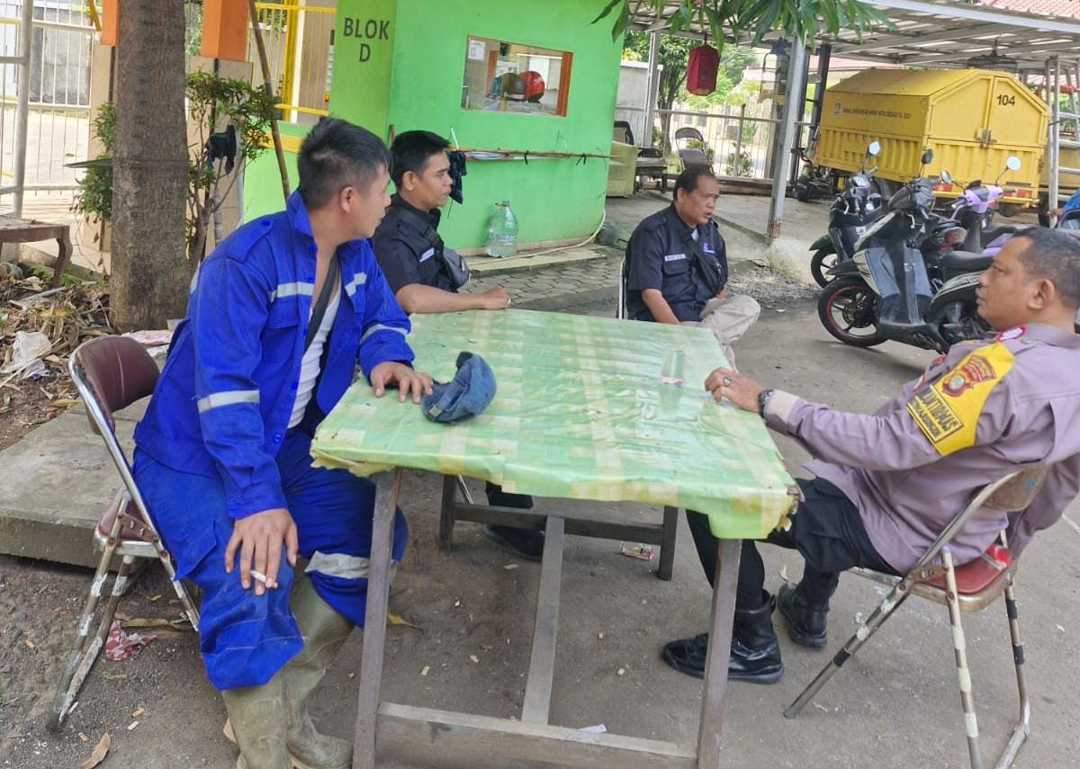 Polsek Pondok Gede dan Babinsa Gelar Patroli Harkamtibmas di Perumahan Jatiwaringin Asri