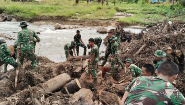 Sinergi TNI–Polri Percepat Pemulihan Sumbar: Bersihkan Pasar hingga Rumah Warga