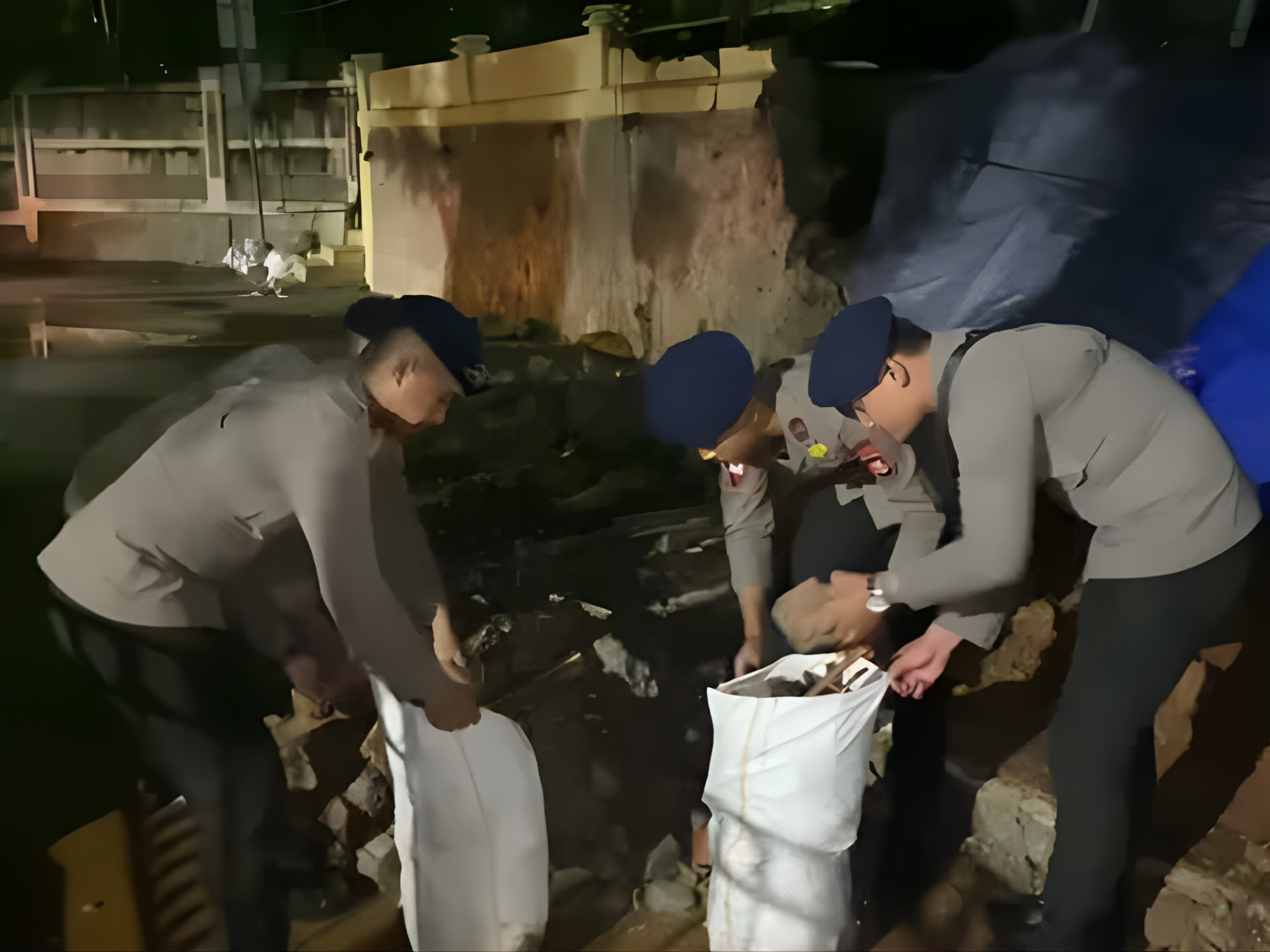 Brimob Polda Metro Jaya Gerak Cepat Tangani Longsor di TPU Jeruk Purut