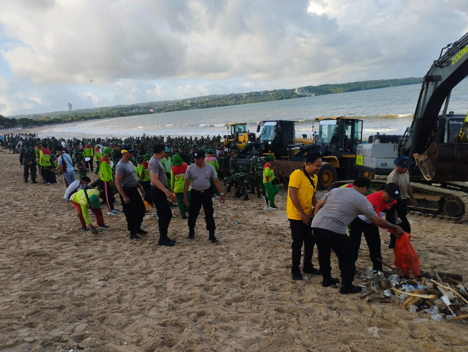 Polda Bali bersama TNI dan Masyarakat Gelar Karya Bakti Pembersihan Pantai Kedonganan dan Kuta