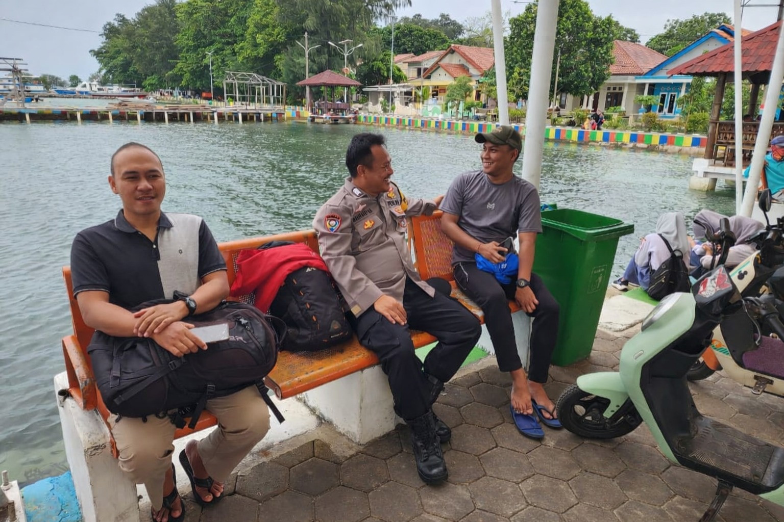 Bhabinkamtibmas Pulau Pramuka Ajak Warga Jaga Kamtibmas dan Sosialisasikan Layanan 110