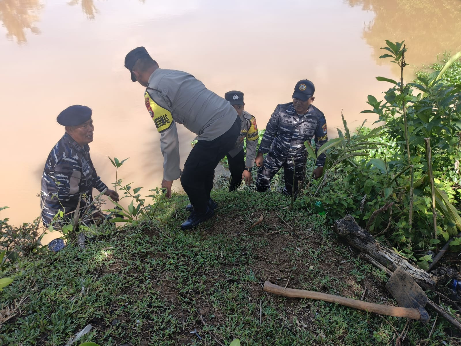 Posbinpotmar Bengkulu Tengah Bersinergi Dengan Koramil dan Polsek Pondok Kelapa Tanam Mangrove